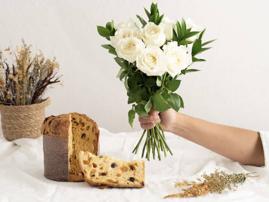 10 Rosas Brancas e Panettone Para Entrega