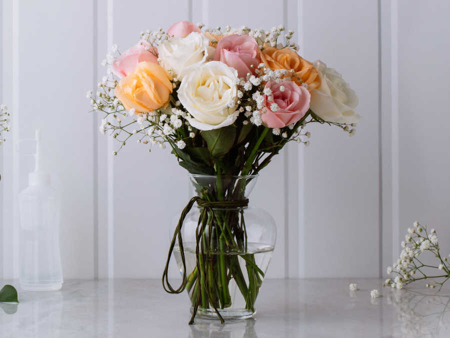 Arranjo de Rosas Brancas, Rosa e Laranja em Vaso Para Entrega